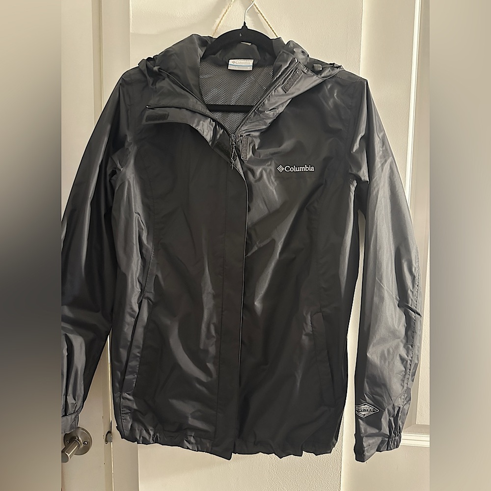 Columbia Wind breaker. Medium Size for ladies.